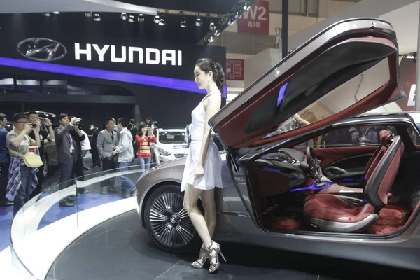 Modello Posa Presso Stand Hyundai Durante 12Esima Mostra Internazionale Pechino — Foto Stock