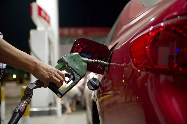 Conductor Repostará Coche Una Gasolinera Ciudad Haikou Provincia Chinas Hainan —  Fotos de Stock