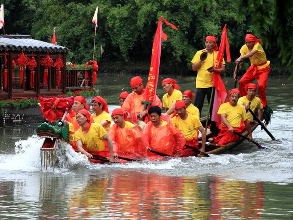 Partecipanti Sfideranno Una Gara Drago Barca Fiume Celebrare Dragon Boat — Foto Stock