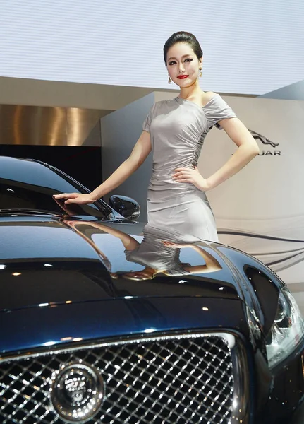 Modelo Posa Con Coche Jaguar Durante Salón Del Automóvil Chengdu — Foto de Stock