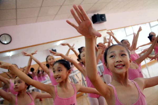 Des Jeunes Filles Chinoises Pratiquent Ballet Dans Centre Formation Danse — Photo