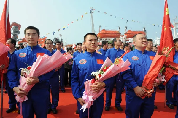 Miembros Del Personal Chino Del Barco Oceanográfico Xiangyanghong Que Lleva — Foto de Stock