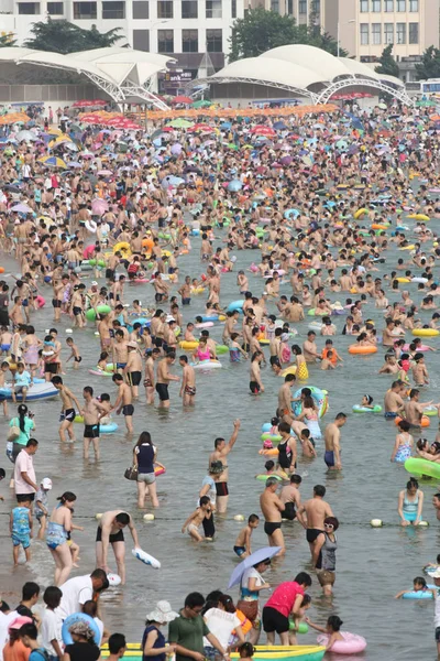 Vakantiegangers Menigte Een Badplaats Scorcher Qingdao City East Chinas Shandong — Stockfoto