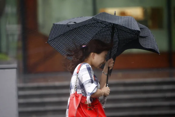 Peatonal Enfrenta Fuertes Vientos Fuertes Lluvias Causadas Por Tifón Haikui — Foto de Stock
