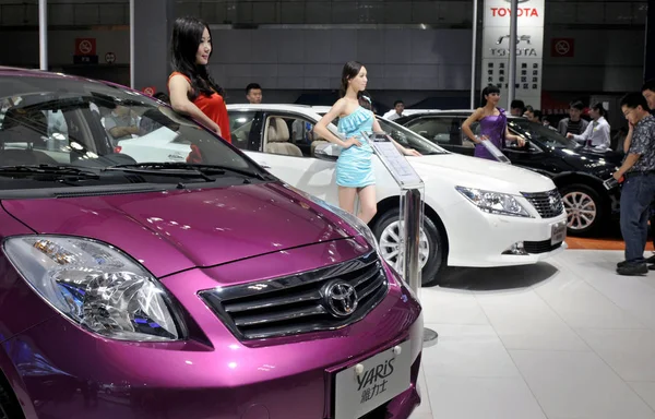 2012年6月6日 在中国重庆举行的车展上 车型与丰田雅力士和其他丰田汽车合影 — 图库照片