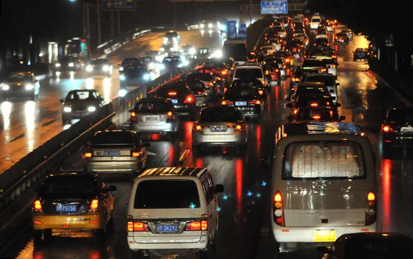 Los Vehículos Mueven Lentamente Bajo Lluvia Una Carretera Atasco Tráfico —  Fotos de Stock