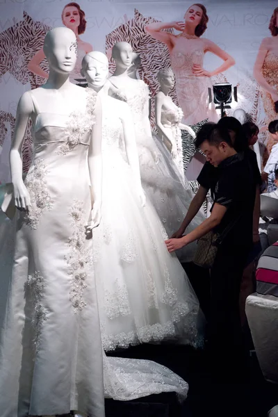 Επισκέπτες Δείχνουν Νυφικά Κατά Διάρκεια Του 22Nd Γάμου Της Κίνας — Φωτογραφία Αρχείου