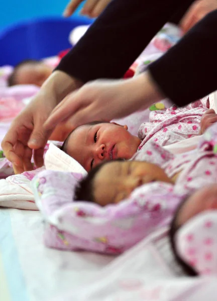 Ošetřovatelka Stará Novorozence Děloze Dětské Nemocnici Taiyuan Provincii Severozápadní Chinas — Stock fotografie
