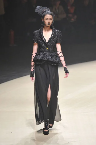 モデルは ファッションウィーク期間中に メルセデス ベンツ中国 2013年春夏北京 2012 日秒ファッションショーの中国デザイナー斉ギャングによって新しい創造を表示します — ストック写真