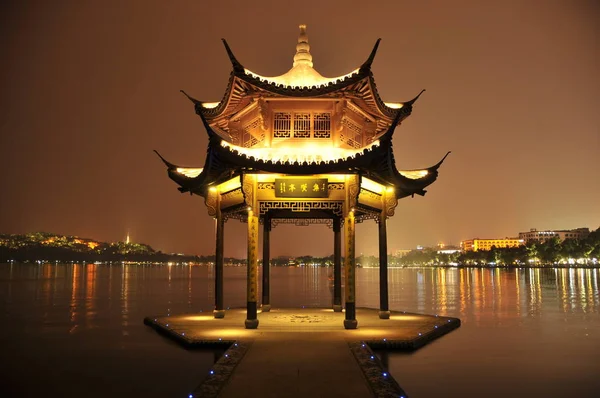 Vista Noturna Pavilhão Jixian Iluminado Uma Plataforma Lago Oeste Cidade — Fotografia de Stock