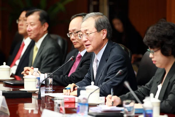 2012年5月2日 韩国贸易部长朴泰浩 与中国商务部部长陈德铭和其他中国官员在北京会晤时 与代表团成员合影 — 图库照片