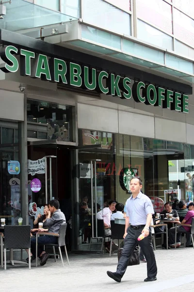 Pedestre Passeia Pelos Clientes Desfrutando Café Café Starbucks Xangai China — Fotografia de Stock