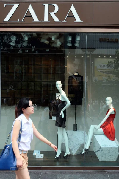 Fotgängare Går Förbi Zara Butik Shanghai Kina Augusti 2012 — Stockfoto
