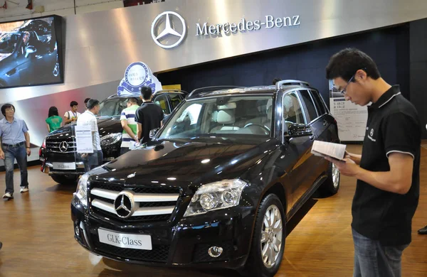 Visitantes Olham Para Carros Mercedes Benz Durante Show Automóveis Cidade — Fotografia de Stock