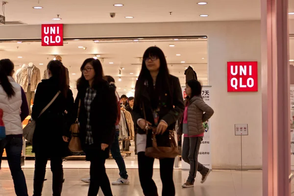 Pelanggan Terlihat Sebuah Toko Uniqlo Kota Guangzhou Selatan Provinsi Chinas — Stok Foto