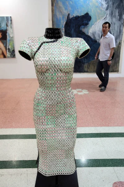 2012年9月7日 上海の上海展示センターで開催された 上海アートフェア2012 の上海現代美術展で 来場者が作品を見る — ストック写真