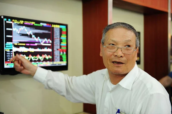 2012年6月7日 中国东部山东省青岛市一家股票经纪公司的股价 价格下跌为绿色 — 图库照片