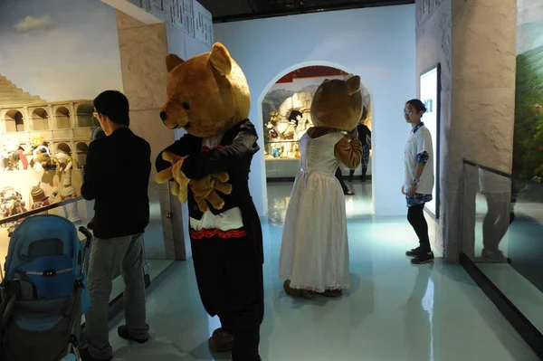 Mitarbeiter Teddybär Kostümen Begrüßen Besucher Teddybär Museum Der Stadt Chengdu — Stockfoto