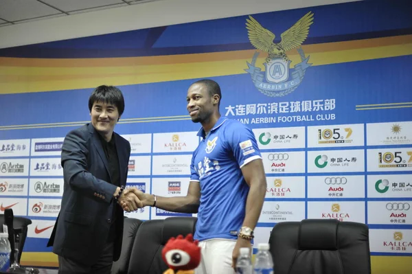 Centrocampista Barcelonés Seydou Keita Nuevo Miembro Dalian Aerbin Mano Funcionario — Foto de Stock