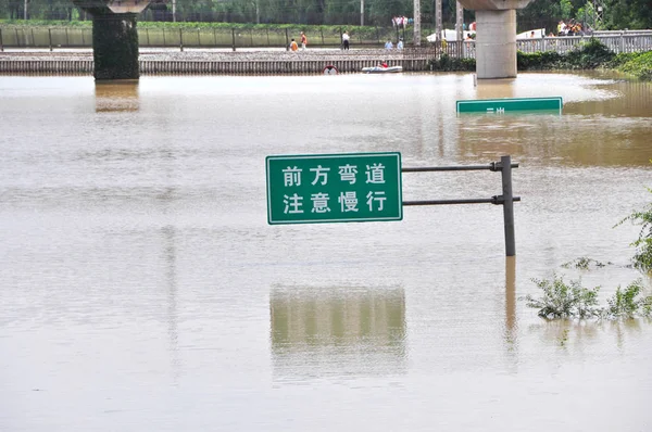 Les Panneaux Routiers Sont Submergés Par Les Inondations Causées Par — Photo