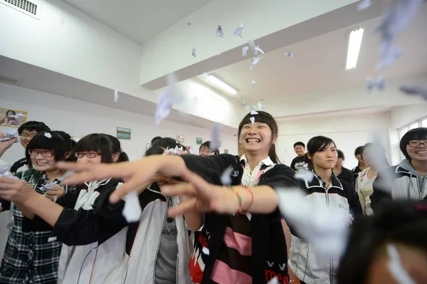 Chinesische Studenten Werfen Konfetti Stress Während Einer Aktivität Vor Der — Stockfoto