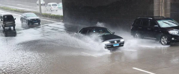 Αυτοκίνητα Κινούνται Πλημμυρισμένο Δρόμο Που Προκαλείται Από Καταιγίδες Στην Πόλη — Φωτογραφία Αρχείου