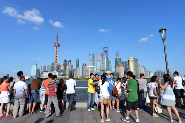 Turyści Robić Zdjęcia Bund Szanghaju Chiny Lipca 2012 — Zdjęcie stockowe