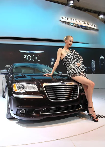 Een Model Poses Stand Van Chrysler Tijdens Een Auto Show — Stockfoto