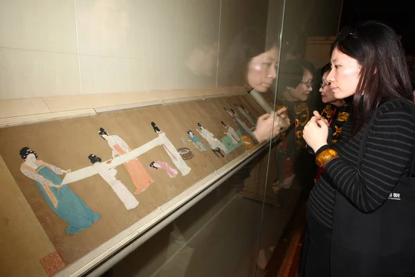 Los Visitantes Ven Una Pintura China Antigua Durante Exposición Obras — Foto de Stock