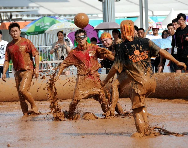 Competidores Jogar Futebol Pântano Homem Fez Piscina Lama Pequim China — Fotografia de Stock