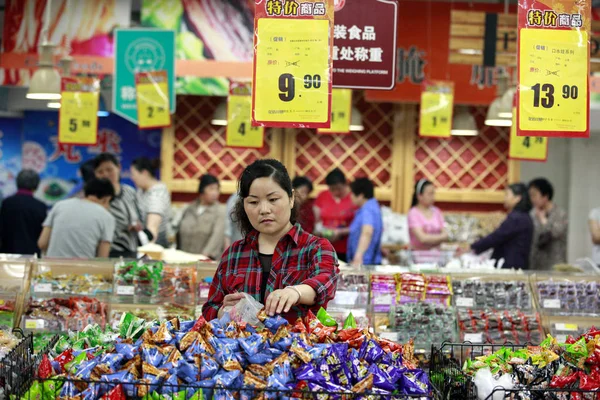 中国の顧客は Huaibei 市のスーパーマーケットでスナックのためのショップ 東中国安徽州 月2012 — ストック写真