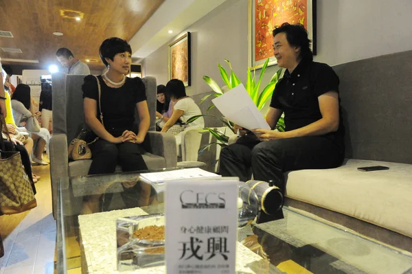 2012年9月16日 中国民营企业家在湖南省长沙市举行的中国单身企业家俱乐部为亿万富翁举办的配对活动中 一位中国顾问 采访了一位年轻女子 — 图库照片