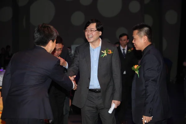 Юаньцин Генеральный Директор Lenovo Пожал Руку Гостю Время Церемонии Запуска — стоковое фото
