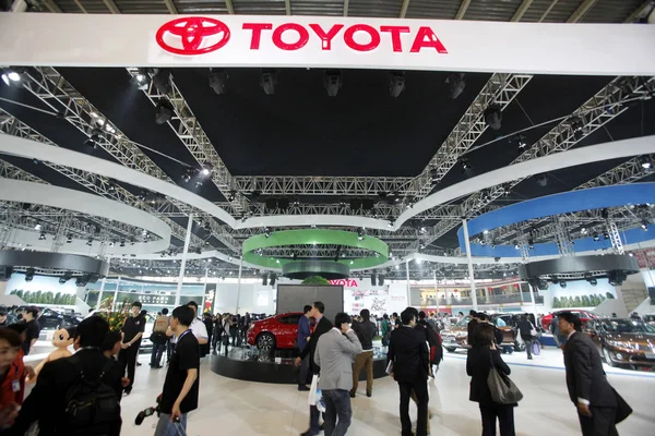 Menschen Besuchen Den Stand Von Toyota Während Der Internationalen Automobilausstellung — Stockfoto