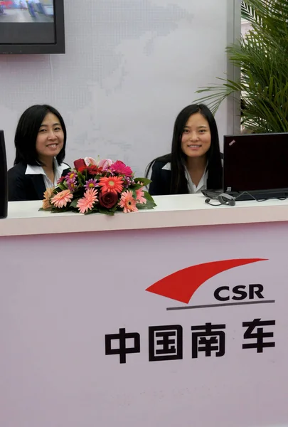 Kinesisk Personal Ses Stället För Csr China South Lokomotiv Rullande — Stockfoto