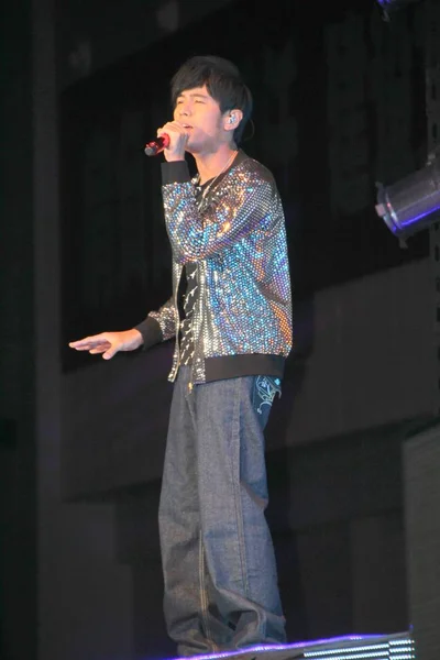 台湾歌手周杰伦在中国江苏省盐城市举行的亚洲巨星音乐会上表演 2012年7月28日 — 图库照片
