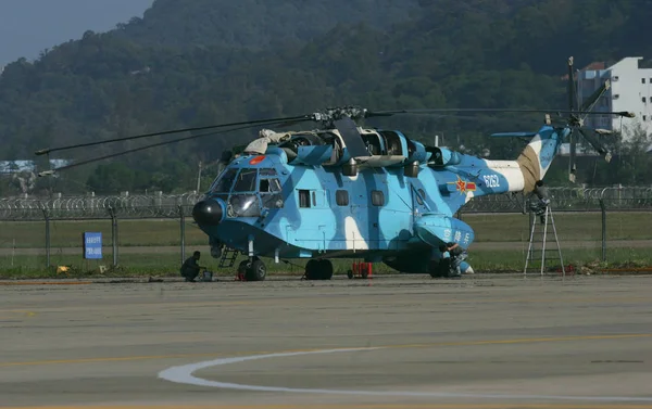 地面工作人员检查一架 运输直升机 为2012年11月10日在中国广东省南部珠海市举行的被称为 2012年中国航空展 的第九届中国国际航空航天展览会做准备 — 图库照片