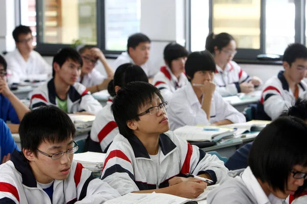 中国の学生が教師に耳を傾ける東中国浙江省寧波市の学校における国立大学入試の準備について 10月9日2011 — ストック写真