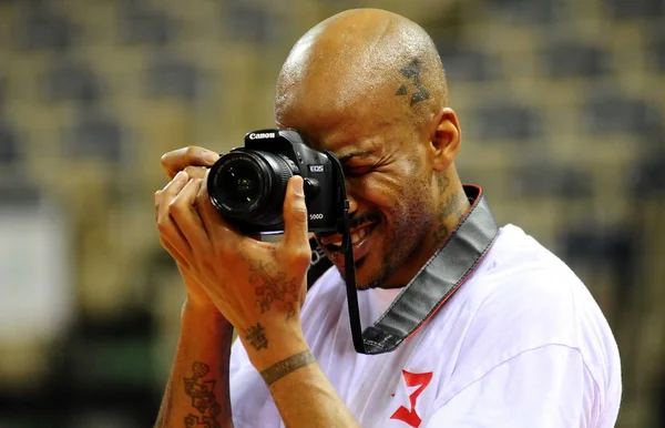 Amerikaanse Basketballer Stephon Marbury Van Beijing Ducks Neemt Een Camera — Stockfoto