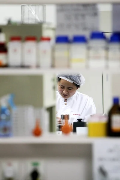 Een Onderzoeker Testsamples Van Yakult Gefermenteerde Melk Drank Een Fabriek — Stockfoto