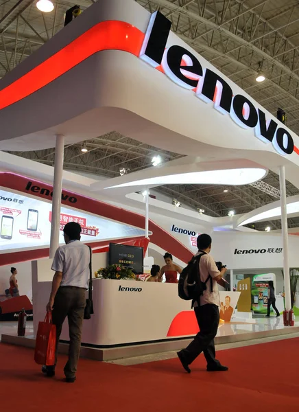 Látogatók Séta Elmúlt Állni Lenovo Alatt Expo Comm Kína 2012 — Stock Fotó