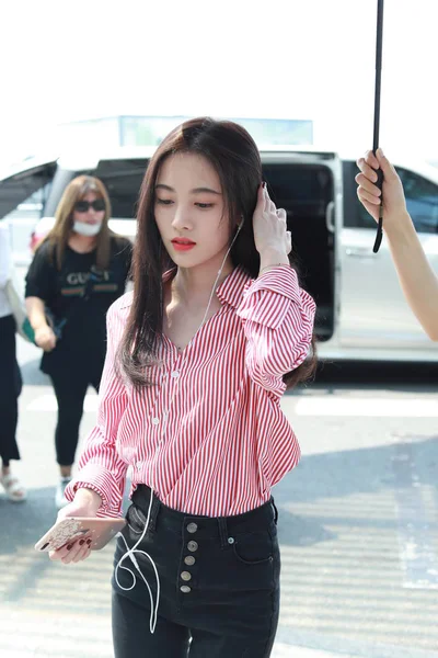 Cantante Actriz China Jingyi Llega Aeropuerto Internacional Shanghai Hongqiao Antes —  Fotos de Stock