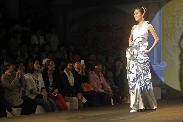 Modelo Apresenta Vestido Noiva Decorado Com Utensílios Cozinha Durante Desfile — Fotografia de Stock