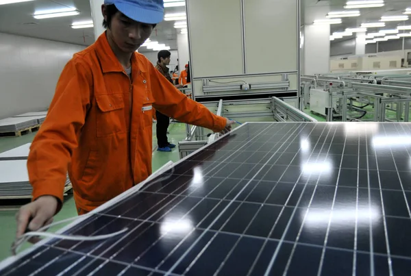 Trabajador Chino Ata Paneles Solares Planta Risen Energy Ltd Ciudad — Foto de Stock