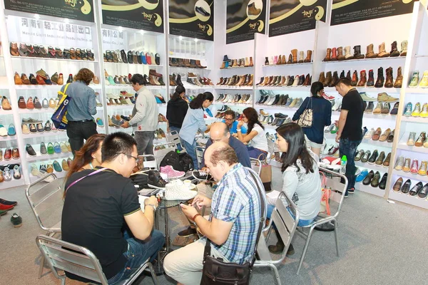 Les Acheteurs Négocient Avec Les Exposants Chaussures Lors 112E Foire — Photo