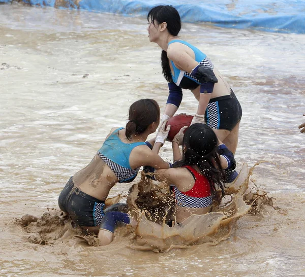 Mädchen Bikini Spielen Schlammfußball Einem Wasserpark Der Stadt Zhengzhou Provinz — Stockfoto