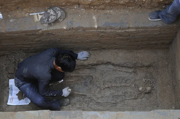 Працівники Розкопують Стародавню Гробницю Східної Династії Хань 25C220 Будівельному Майданчику — стокове фото