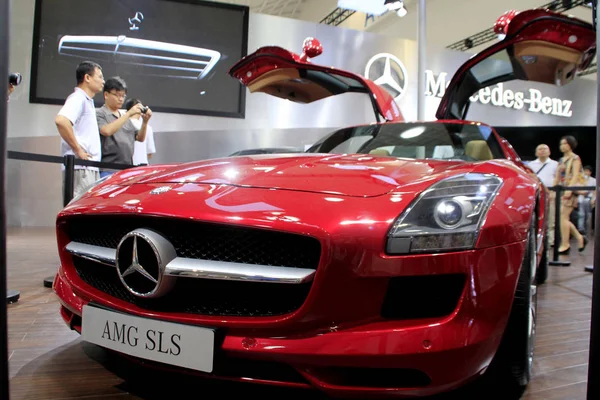 Visitors Look Mercedes Benz Amg Sls Roadster Auto Show Haikou — Stock Photo, Image