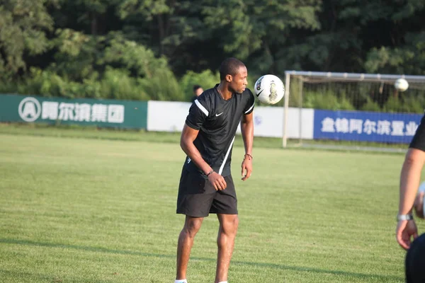 Centrocampista Barcelonés Seydou Keita Nuevo Miembro Dalian Aerbin Fotografiado Durante — Foto de Stock