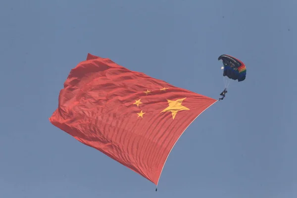 中国人民解放軍 Pla 空軍の八一パラシュートチームのメンバーは エアショーチャイナ2012として知られている第9回中国国際航空と航空宇宙展の間に中国の国旗で行い 南の珠海市では — ストック写真